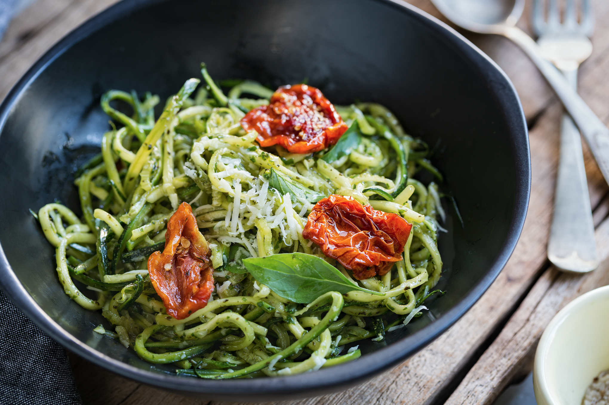 Spaghettis de courgettes sauce avocat et piment d’espelette